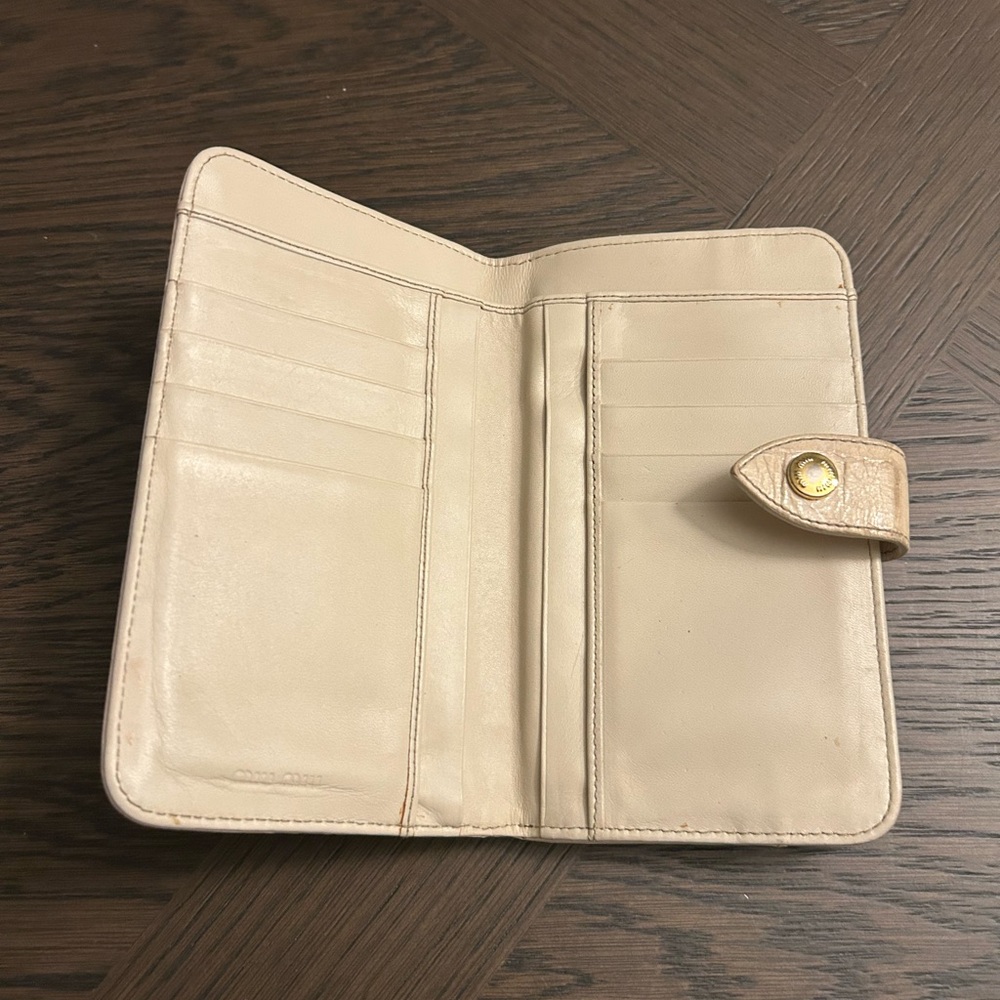 Miu Miu Beige Crocodile-Embossed Wallet - Picture 4 of 13